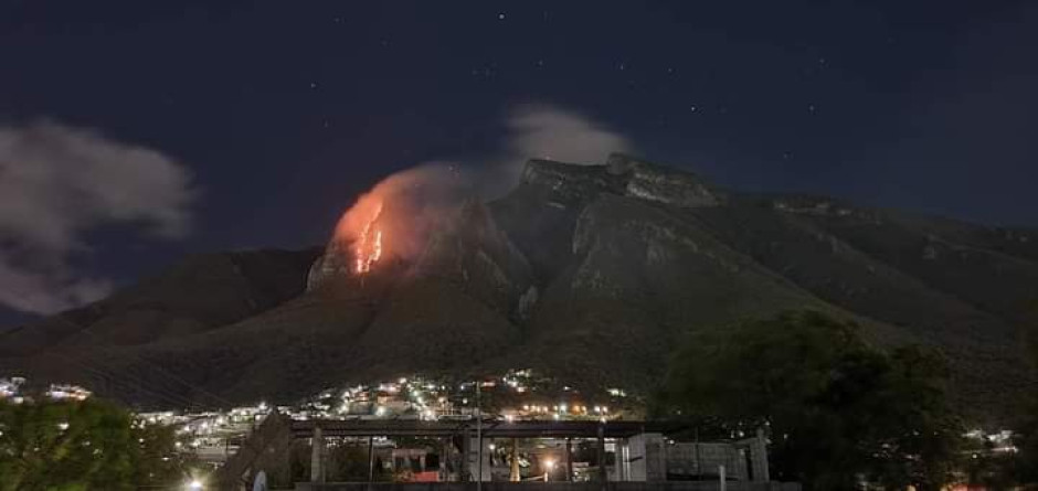 Reportan incendio en el Cerro de la Silla en Nuevo León