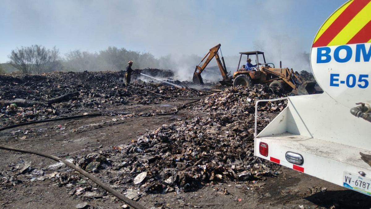 Controlan Bomberos incendio de basurero clausurado por el Municipio