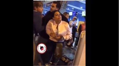 Mujer descubre a su esposo con la amante en aeropuerto