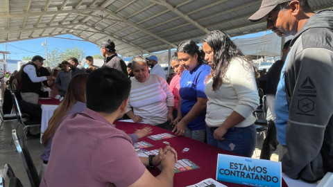 Falta de documentos impide a migrantes obtener trabajo en feria de empleo