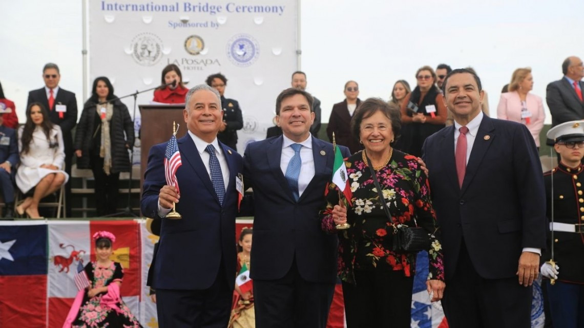 Abrazo de hermanad en el puente internacional Juárez-Lincoln