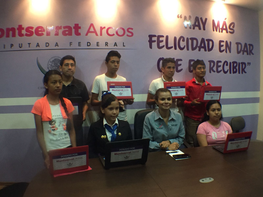 Entrega Diputada Federal computadoras a alumnos destacados 