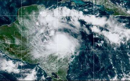 Huracán "Nana" toca tierra en Belice 