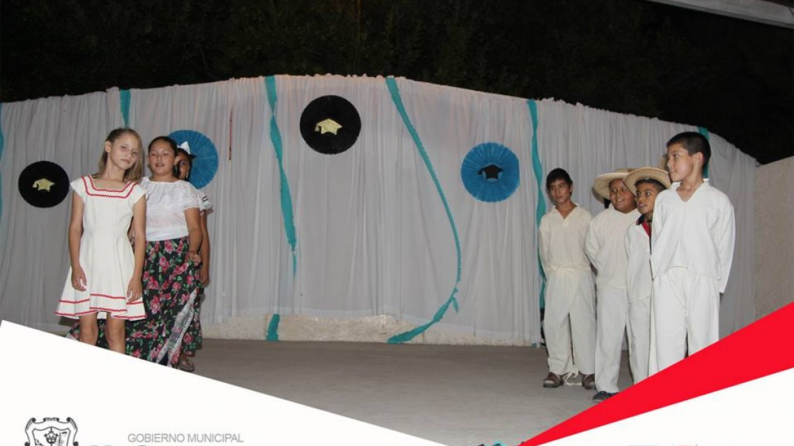 Acude alcaldesa a graduación de escuela primaria