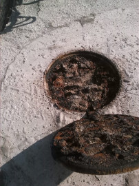 Sondean alcantarillas en calle de la Revolución Obrera