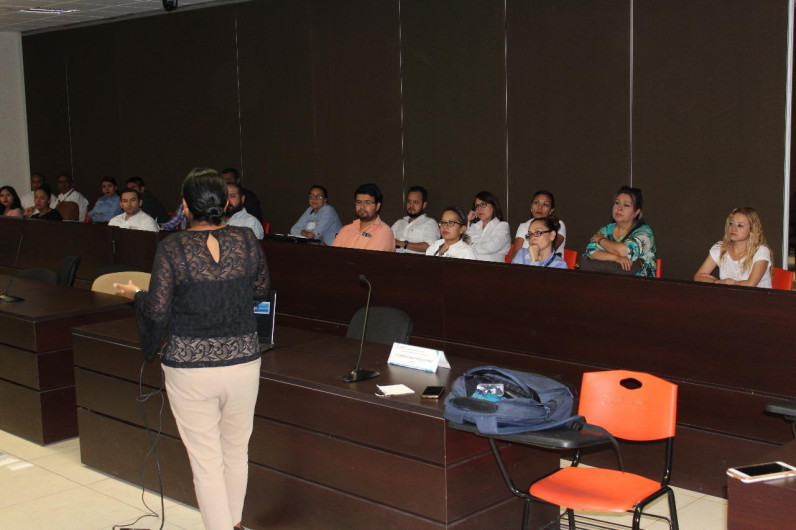 Reciben capacitación servidores públicos en conferencia