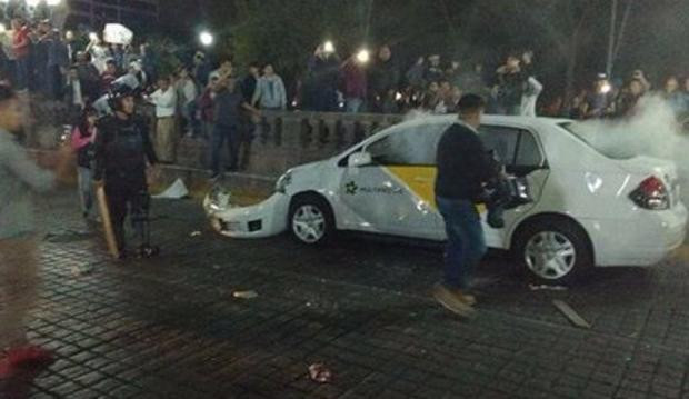 Manifestantes en NL arremeten contra medios de comunicación