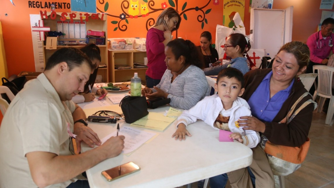 Dialoga Maki con habitantes de Las Delicias