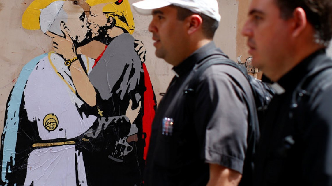 Pintan a Trump y al papa Francisco dándose un beso en Roma 