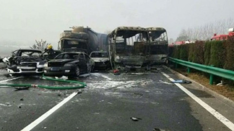 Al menos 18 muertos deja accidente en autopista en China 