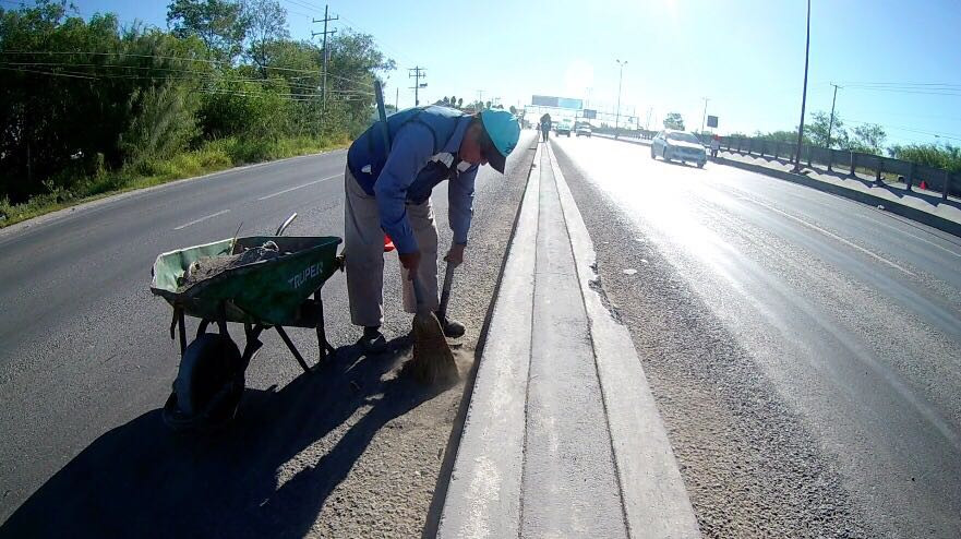 Delimitan cuadrillas municipales espacio para trabajar con seguridad