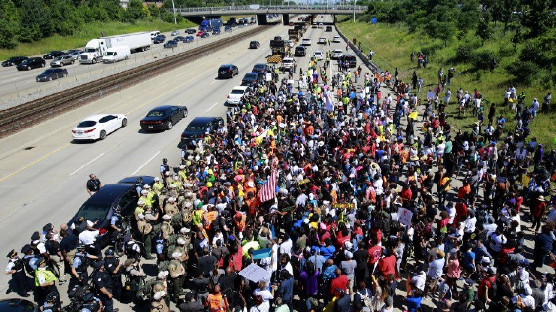 Miles de personas protestan en Chicago contra la violencia armada