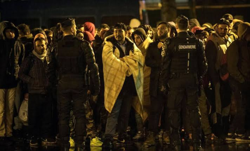 Francia desaloja campamentos de migrantes en París