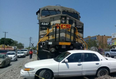 Intenta ganarle a tren y es embestido