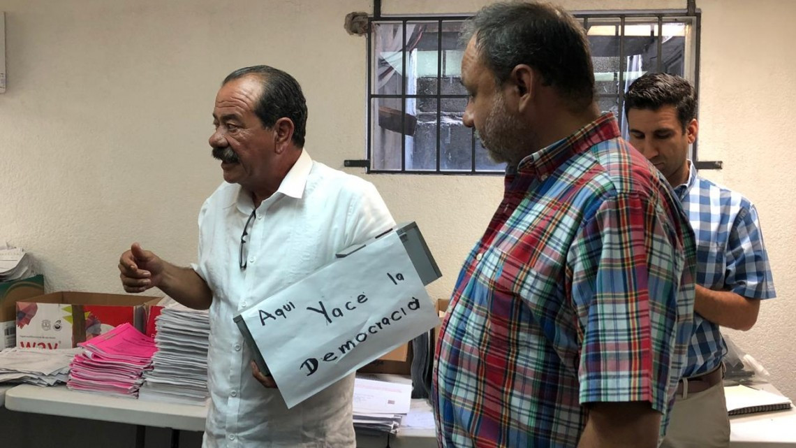 Protesta Carlos Eliud en el Consejo Distrital 12