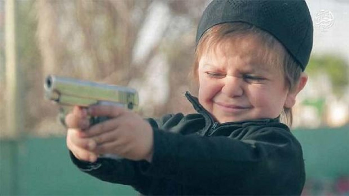 ISIS exhibe a niños cometiendo asesinatos en parque de diversiones