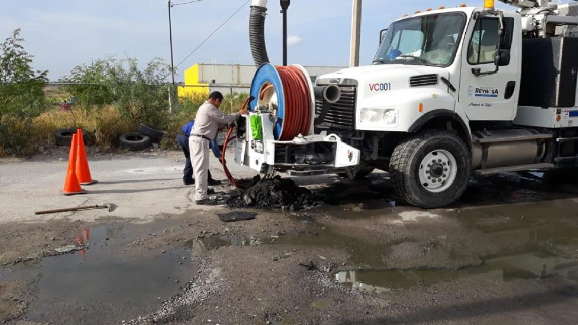 Comapa trabaja con equipo vactor