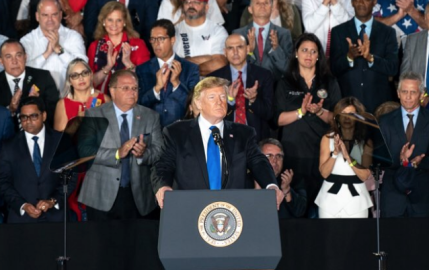 Trump advierte a militares venezolanos: "Perderán todo si apoyan a Maduro"