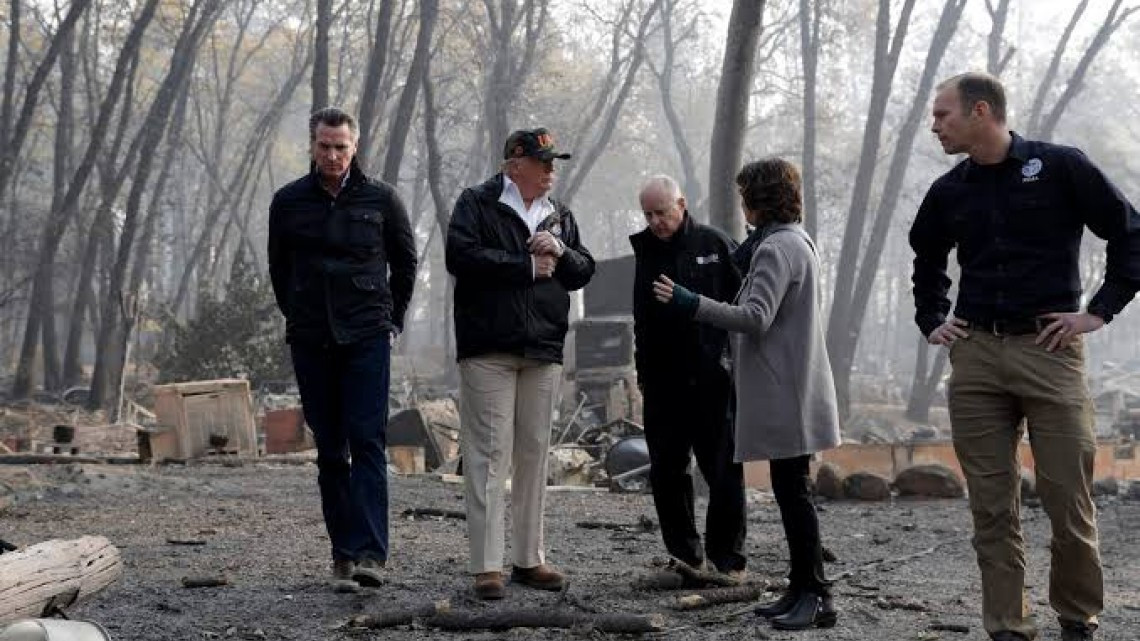 Trump visita zona devastada por incendios en California