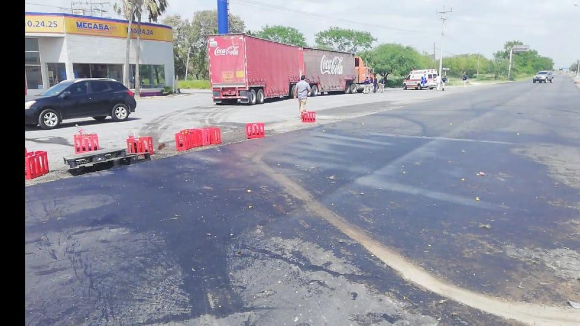 Se queda sin frenos y le roban cajas de Coca-Cola