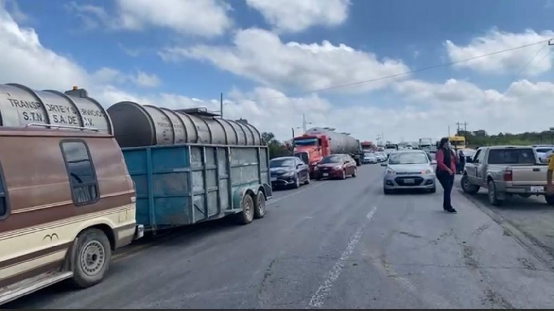 Choque entre tren y trailer provoca caos vehicular y filas de más de 10 kilómetros 