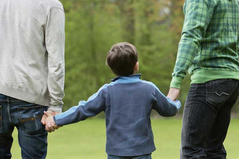 No hay prohibición para que parejas del mismo sexo adopten