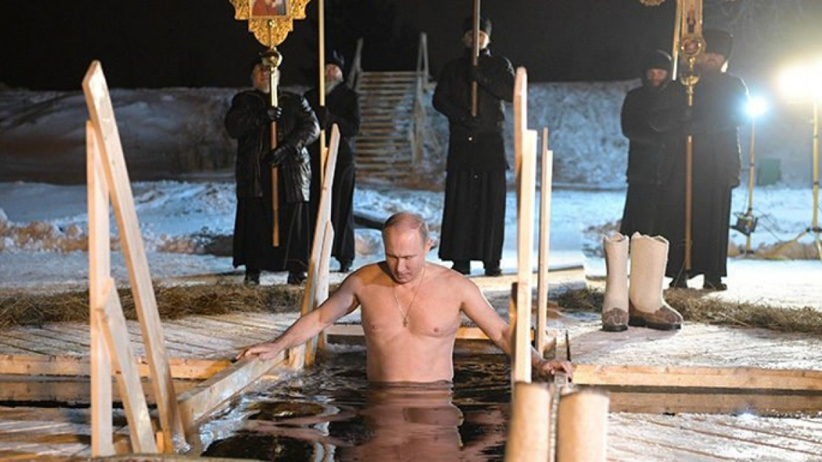 Putin se sumerge en agua helada sin pestañear 