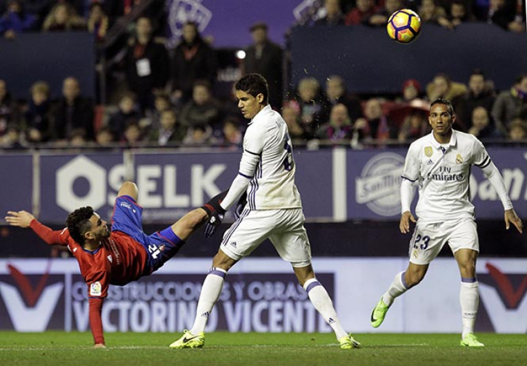 Real Madrid vence al Osasuna y contrarresta presión del Barça