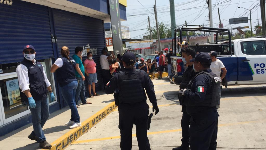 Inician venta de cerveza y ante caos, cierran establecimientos