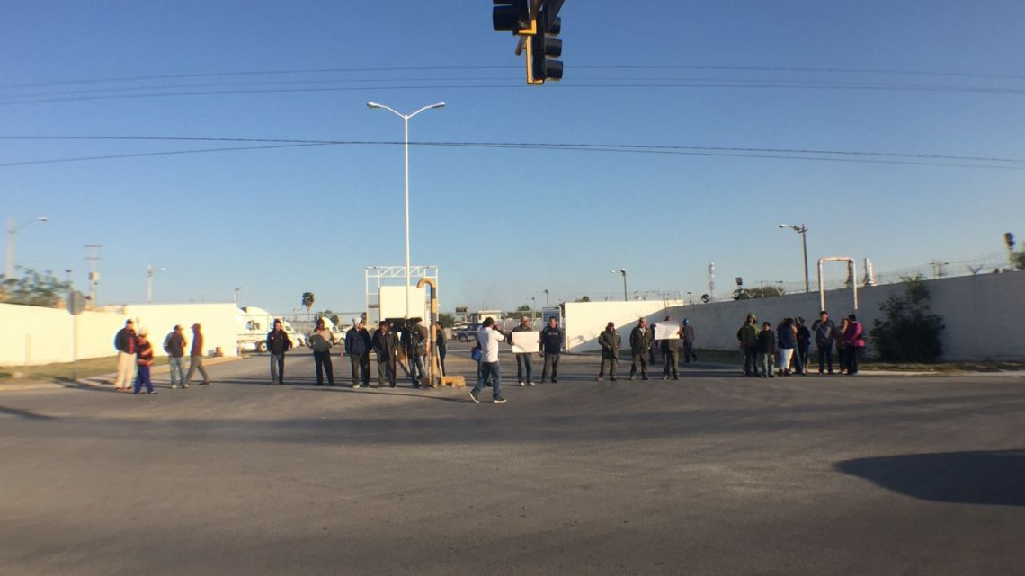 Bloquean entrada y salida de Pemex en boulevard Acapulco
