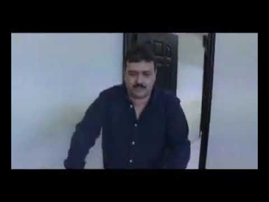 Carlos Ulivarri lanza a la basura a la "Silla Mareadora"