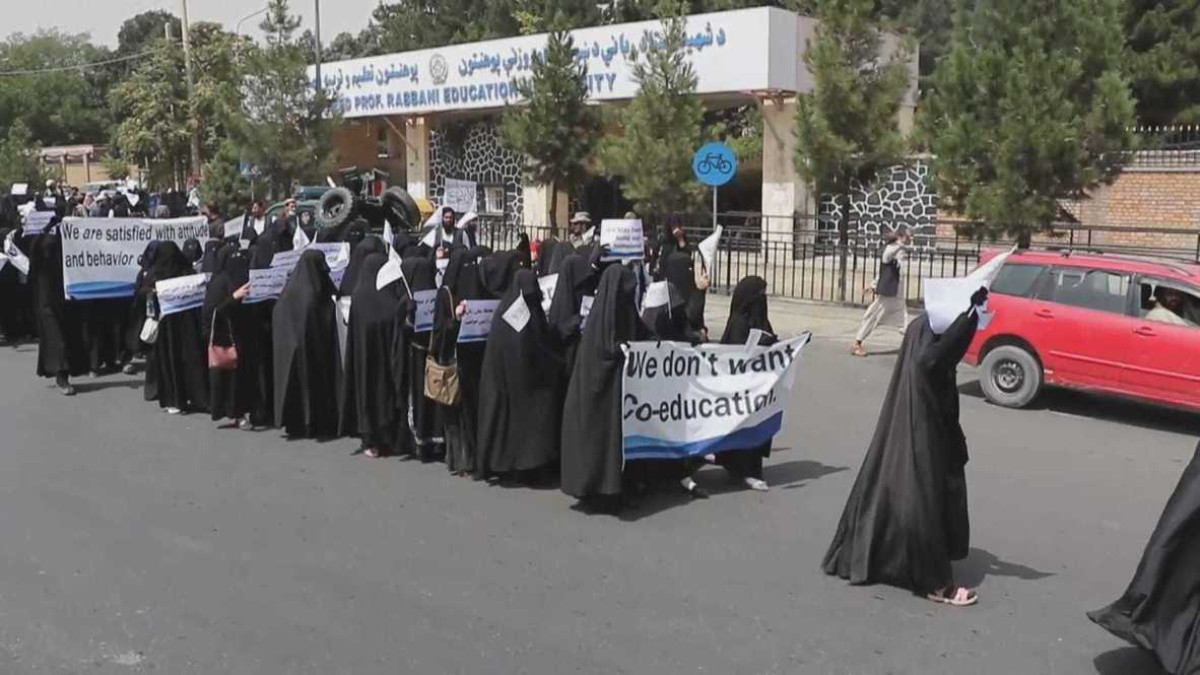 Marchan mujeres en apoyo a los Talibanes en Afganistán