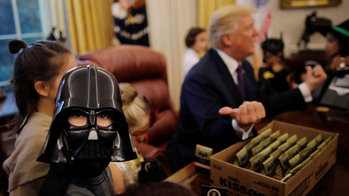 Trump reparte dulces y arremete contra la prensa