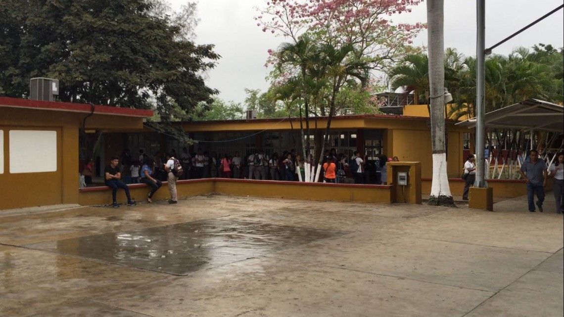 Premian desempeño académico con becas escolares