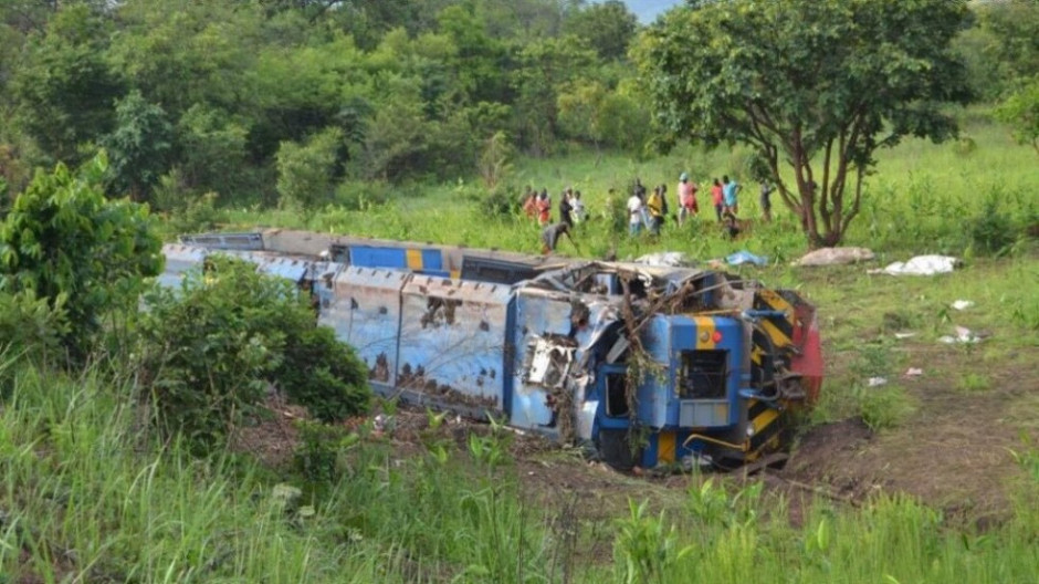 Se descarrila tren en el Congo y deja 50 personas muertas