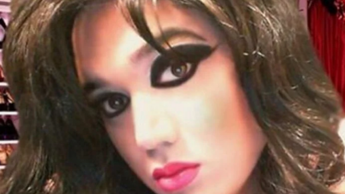 Buscaba sexo con hombres vistiéndose de mujer