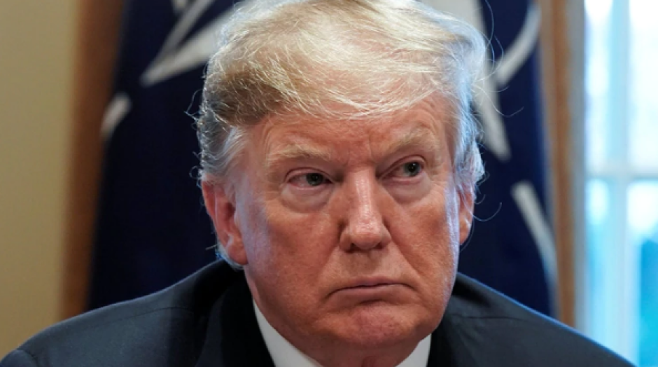 Donald Trump y Jalifa Haftar conversan