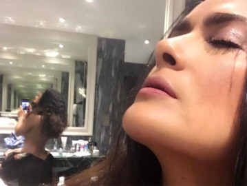 Salma Hayek comparte foto de semidesnudo