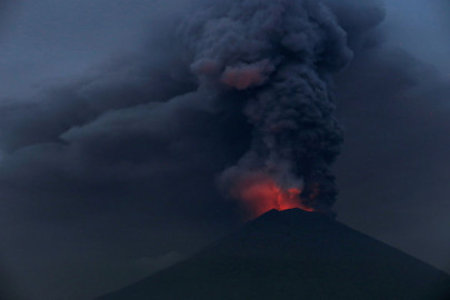 Indonesia ordena evacuación inmediata por volcán en Bali