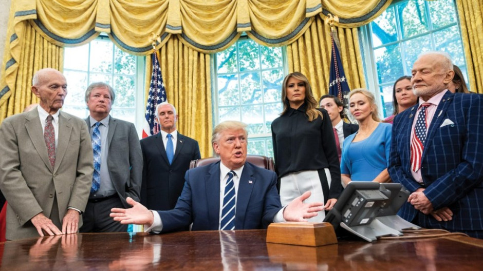 Trump recibe en la Casa Blanca a los integrantes del Apollo 11