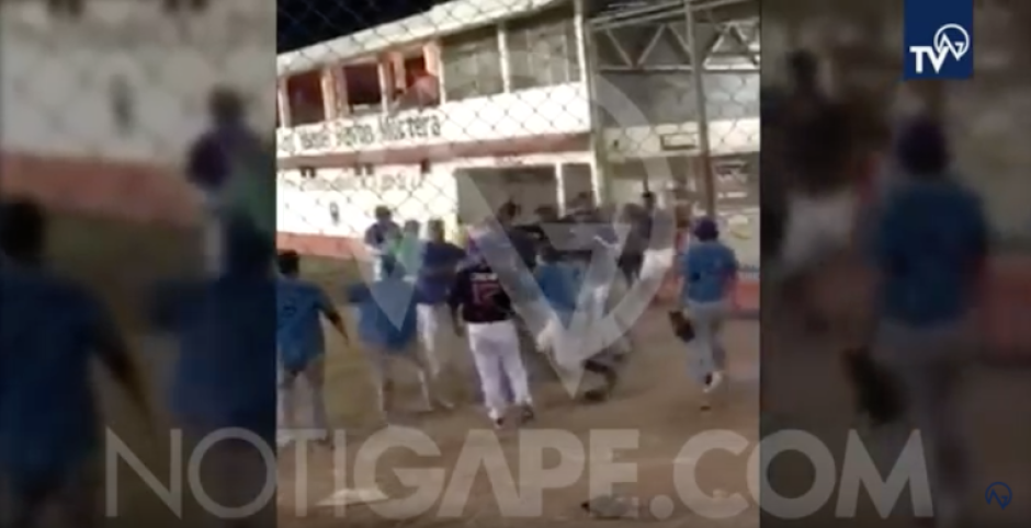 Trifulca entre beisbolistas en el parque Pavón 