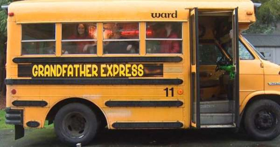 Abuelo regala autobús a sus nietos para llevarlos a la escuela
