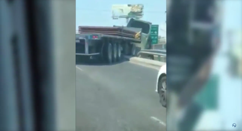 Trailer fuera de control se lanza desde puente