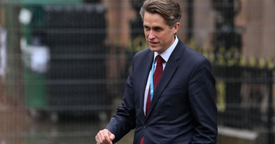 Dimite ministro británico acusado de acoso laboral