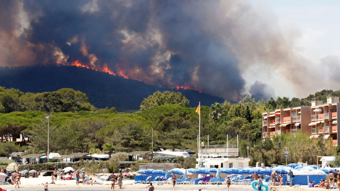 Evacúan a 10 mil personas en el sur de Francia por incendios forestales