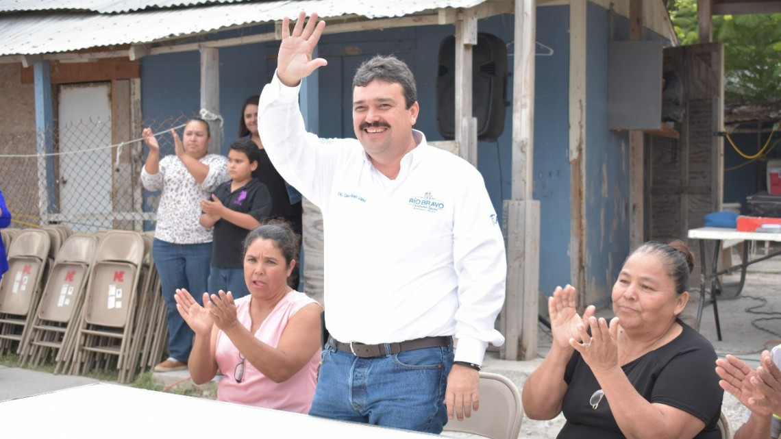 Convive Carlos Ulivarri con vecinos de la Cavazos Lerma 