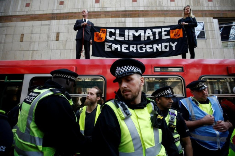 Detienen a cerca de 300 personas en Londres que marchaban por el cambio climático