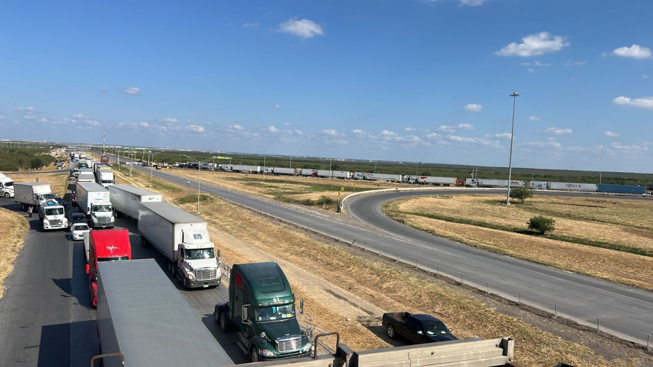 Paralizan el comercio en la frontera