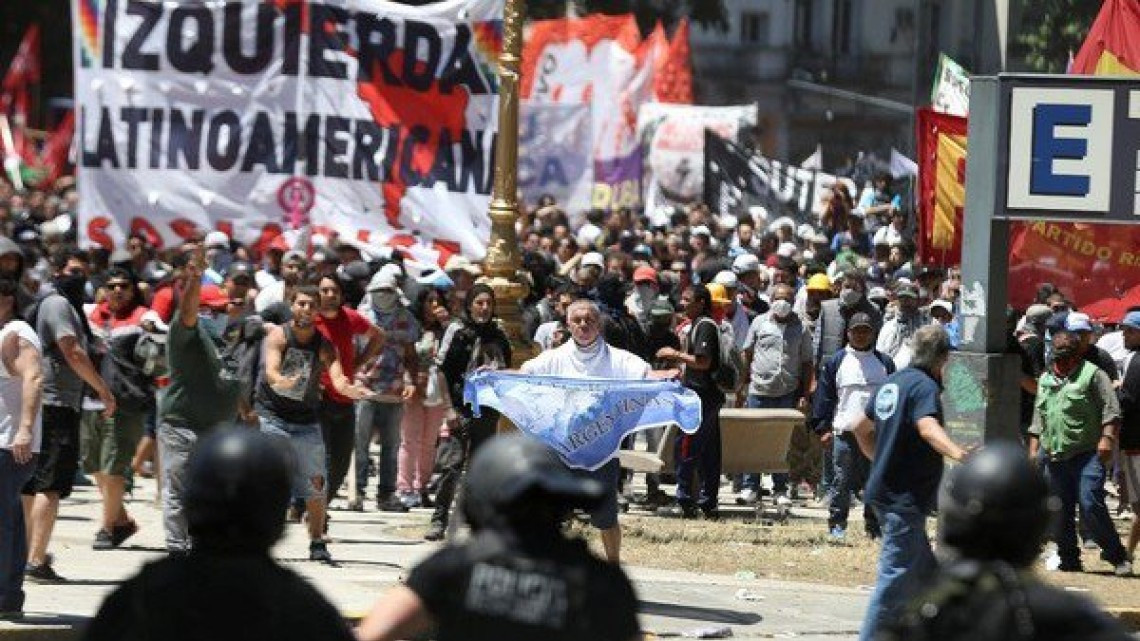 88 policías heridos y 60 detenidos en Argentina