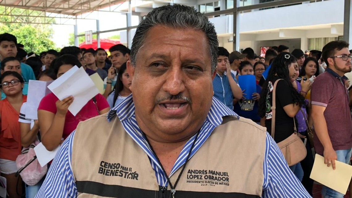 Acuden estudiantes al cobro de becas “Benito Juárez” 